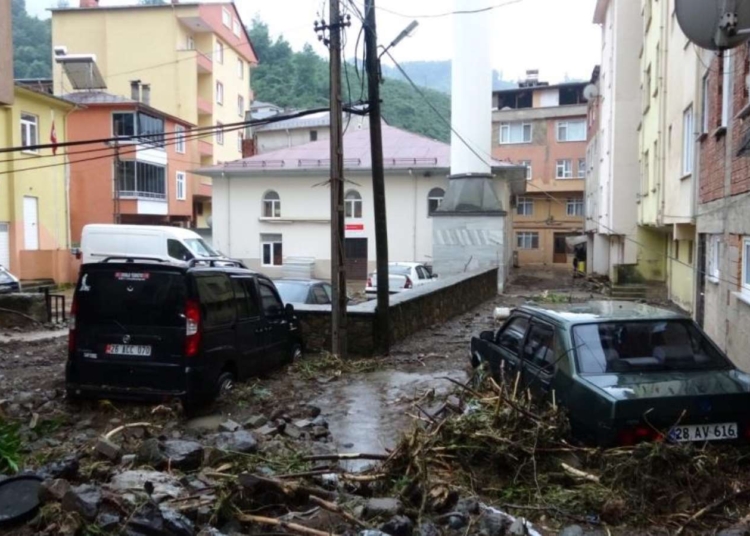 Giresun’da sel: Ev ve işyerleri su altında kaldı 1 Giresun’da sel: Ev ve işyerleri su altında kaldı