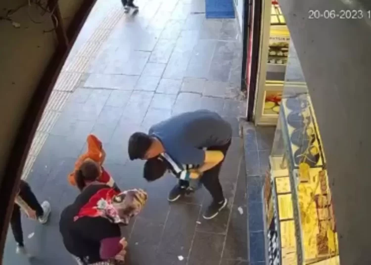 Soluk borusuna şeker kaçan 5 yaşındaki çocuk, Heimlich manevrasıyla kurtarıldı