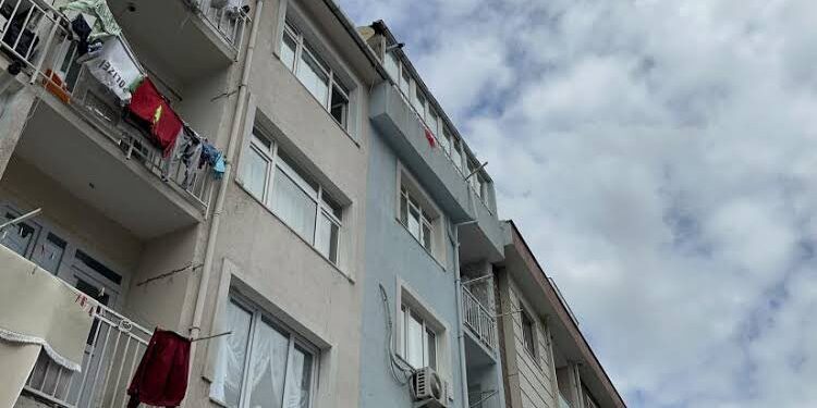 Balkonda kavgayı izleyen kişi kurşunların hedefi oldu 1 Balkonda kavgayı izleyen kişi kurşunların hedefi oldu
