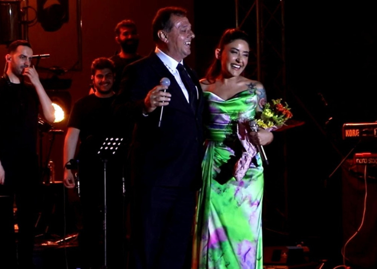 Melek Mosso'dan 'Sarılalım mı?' diyen belediye başkanına: Sonra sıkıntı olmasın... 1 Melek Mosso’dan ‘Sarılalım mı?’ diyen belediye başkanına: Sonra sıkıntı olmasın…