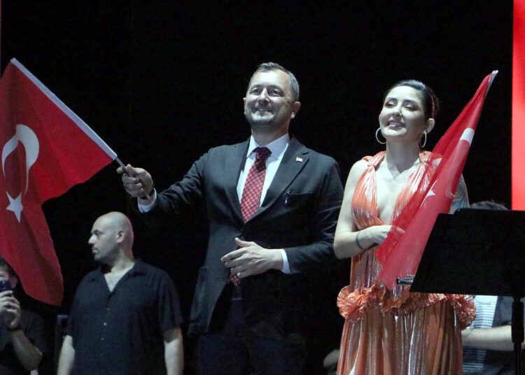 Melek Mosso konseri AK Parti’li başkanı koltuğundan etti 1 Melek Mosso konseri AK Parti’li başkanı koltuğundan etti