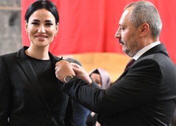 AK Parti’den seçilen eski Türkiye güzeli, milletvekilliği kaydını yaptırdı
