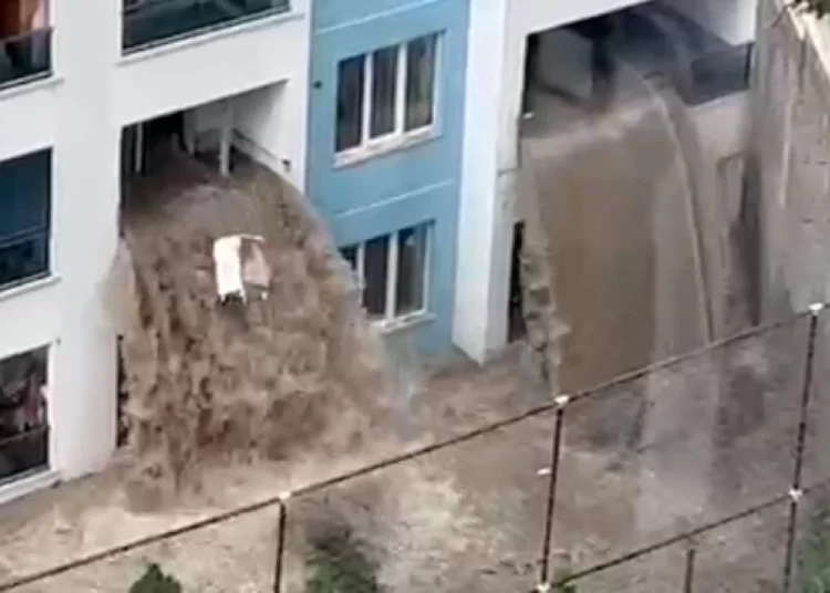 Sel evin içinden geçti 1 Sel evin içinden geçti
