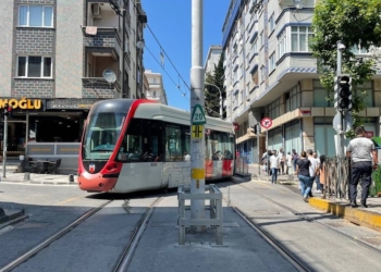 İstanbul’da tramvay raydan çıktı 3 İstanbul’da tramvay raydan çıktı