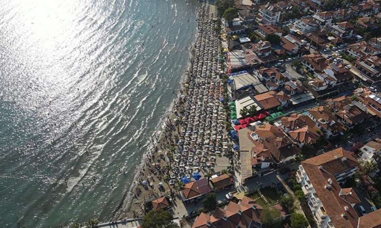 Dört bin kişinin yaşadığı ‘sakin şehrin’ nüfusu bir günde 15 kat arttı 1 Dört bin kişinin yaşadığı ‘sakin şehrin’ nüfusu bir günde 15 kat arttı