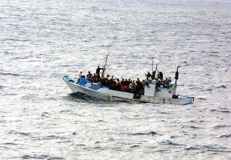 Yunanistan açıklarında mültecileri taşıyan gemi battı: 17 kişi öldü