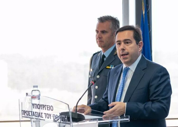 Ormanlar yanarken tatile giden Yunan bakan istifa etti