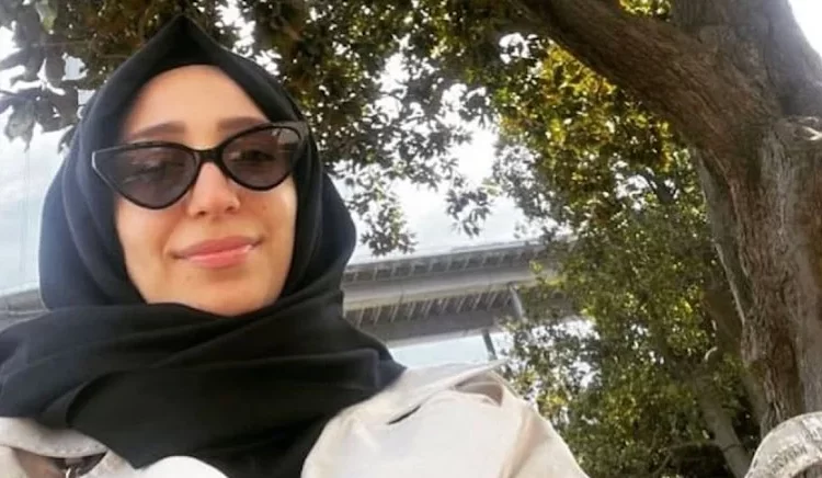 Ali Erbaş'ın kızı, döviz kuru yüzünden yurtdışına değil Bodrum'a gitmekten yakındı 1 Ali Erbaş’ın kızı, döviz kuru yüzünden yurtdışına değil Bodrum’a gitmekten yakındı
