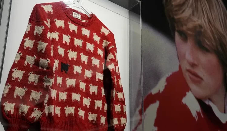 Prenses Diana’nın ikonik “kara koyun” kazağı açık artırmaya çıkıyor