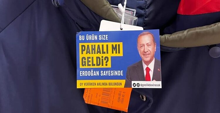 ‘Erdoğan sayesinde’ afişlerinin tasarımcısı beraat etti 1 ‘Erdoğan sayesinde’ afişlerinin tasarımcısı beraat etti