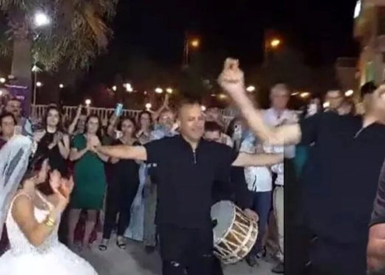 Haluk Levent, depremzede çiftin düğününde çiftetelli oynadı 1 Haluk Levent, depremzede çiftin düğününde çiftetelli oynadı