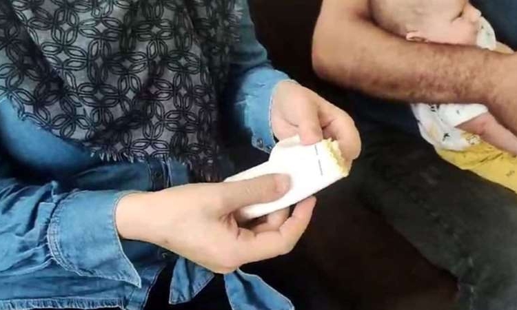 Doğduğundan beri ağlayan bebeğin vücudunda enjektör iğnesi çıktı