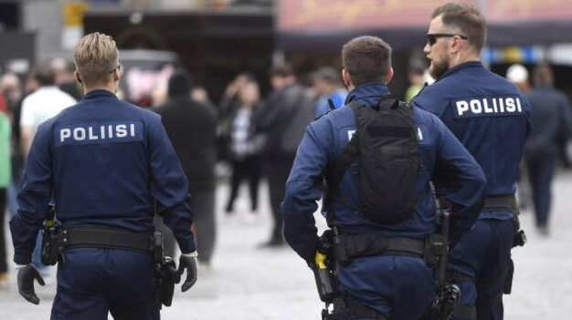 İsveç'te Kur’an yakmaya bir izin daha 1 İsveç polisi, Tevrat ve İncil yakmaya da izin verdi