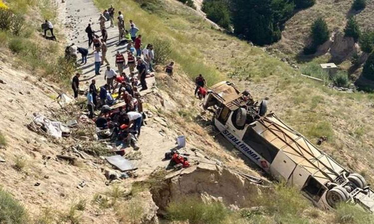 Yolcu otobüs viyadükten düştü: 7 kişi öldü, 22 kişi yaralandı 1 Yolcu otobüs viyadükten düştü: 7 kişi öldü, 22 kişi yaralandı
