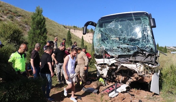 Yolcu otobüsü şarampole devrildi, can pazarı yaşandı