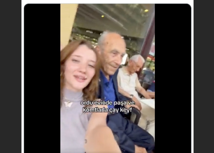 Eski Genelkurmay Başkanı Kıvrıkoğlu, TikTok’ta ortaya çıktı: "Paşa ve komtlarla çay keyf" 1 Eski Genelkurmay Başkanı Kıvrıkoğlu, TikTok’ta ortaya çıktı: “Paşa ve komtlarla çay keyf”