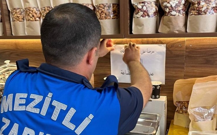 Mersin'de Arapça tabela ve afişler kaldırıldı 1 Mersin’de Arapça tabela ve afişler kaldırıldı