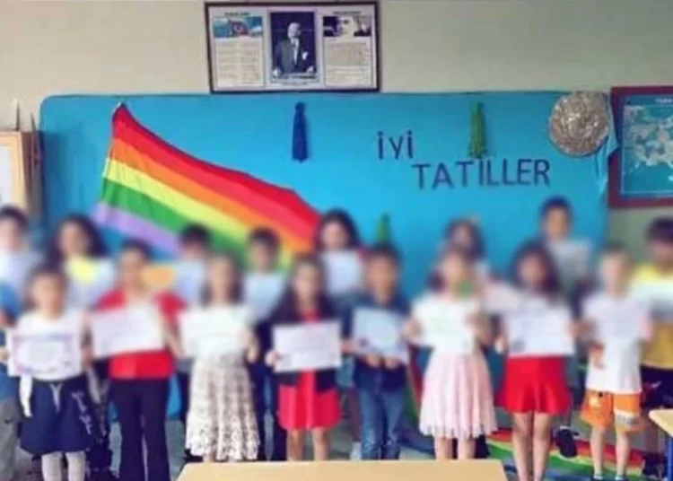 Müfettişler okullarda ‘gökkuşağı’ arıyor