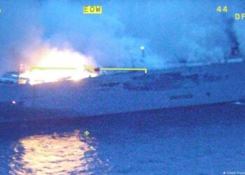 Hollanda’nın Kuzey Denizi açıklarında 3 bin otomobil taşıyan gemide yangın