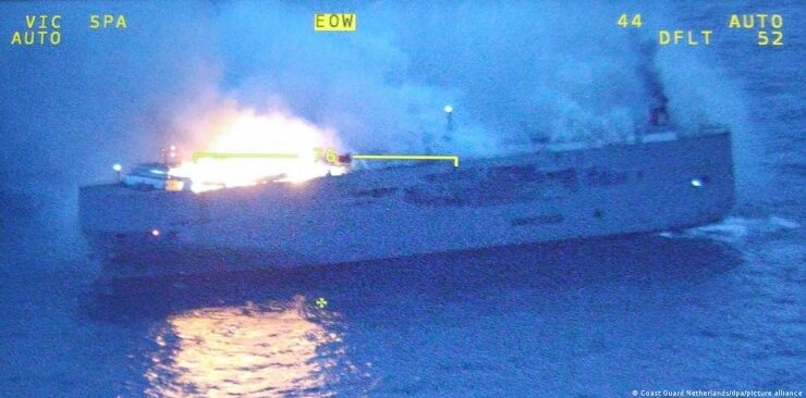Hollanda’nın Kuzey Denizi açıklarında 3 bin otomobil taşıyan gemide yangın 1 Hollanda’nın Kuzey Denizi açıklarında 3 bin otomobil taşıyan gemide yangın
