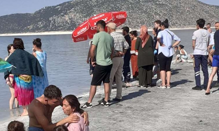 Salda Gölü'ne giren 13 yaşındaki çocuk boğuldu 1 Salda Gölü’ne giren 13 yaşındaki çocuk boğuldu