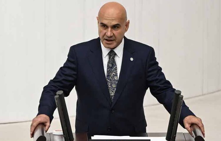 İYİ Partili Çömez’in annesi ve ablası da AK Parti’ye üye yapılmış 1 İYİ Partili Çömez’in annesi ve ablası da AK Parti’ye üye yapılmış