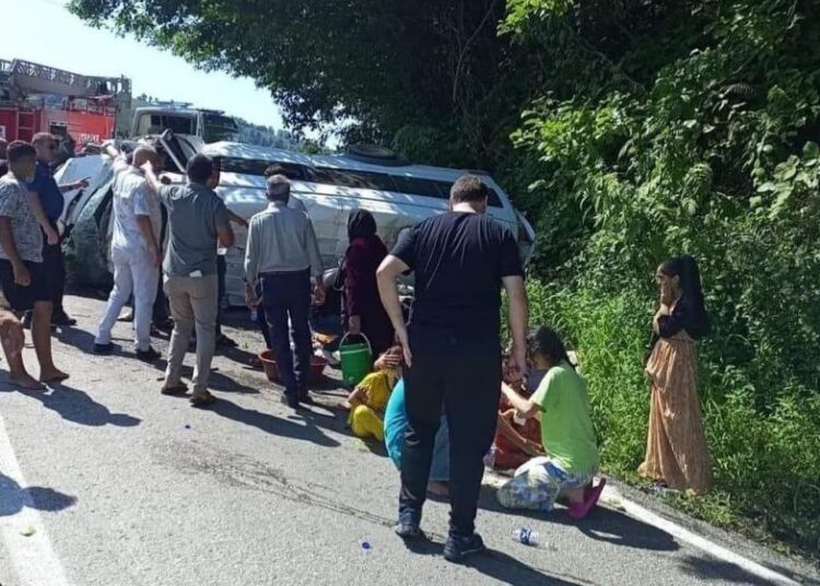 Ordu'da tarım işçilerini taşıyan minibüs ile otomobil çarpıştı; 3’ü ağır 17 yaralı 1 Ordu’da tarım işçilerini taşıyan minibüs ile otomobil çarpıştı; 3’ü ağır 17 yaralı