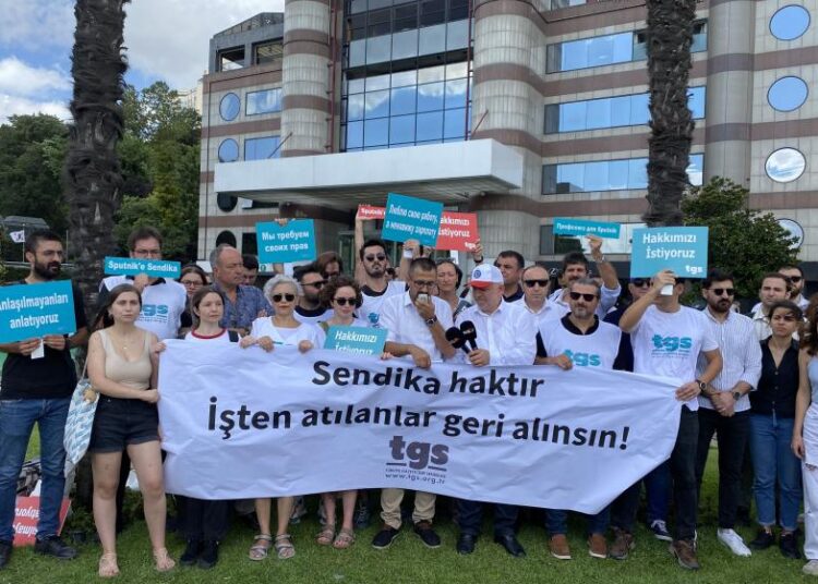 Sputnik'ten atılan gazeteciler: Sendika haktır, işimizi geri alacağız 1 Sputnik’ten atılan gazeteciler: Sendika haktır, işimizi geri alacağız