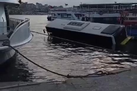Eminönü'nde İETT otobüsü denize düştü 1 Eminönü’nde İETT otobüsü denize düştü