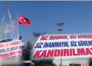 Sıfır aldığı aracına 472 bin TL’lik fatura çıkınca vinçle bayinin önüne astı