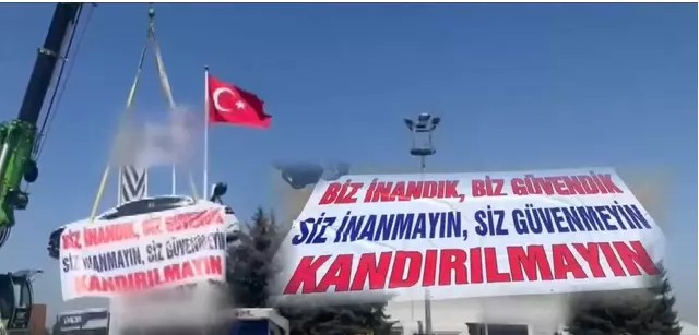 Sıfır aldığı aracına 472 bin TL’lik fatura çıkınca vinçle bayinin önüne astı 1 Sıfır aldığı aracına 472 bin TL’lik fatura çıkınca vinçle bayinin önüne astı