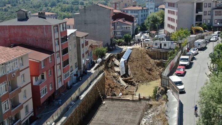 İstanbul Sarıyer'de yol çöktü: Bazı binalar tedbir amacıyla tahliye edildi! 1 İstanbul Sarıyer’de yol çöktü: Bazı binalar tedbir amacıyla tahliye edildi!