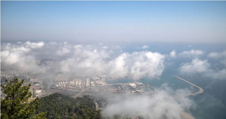 Antalya'da nem bulutları sebebiyle uçaklar iniş yapamadı 1 Antalya’da nem bulutları sebebiyle uçaklar iniş yapamadı