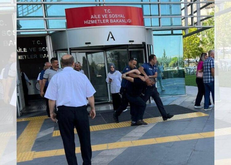 Bakanlık önünde "Açım, geçinemiyorum" diyen vatandaşa ters kelepçeyle gözaltı 1 Bakanlık önünde “Açım, geçinemiyorum” diyen vatandaşa ters kelepçeyle gözaltı