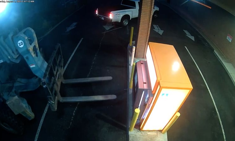 ATM’yi forklift ile yerinden söküp çaldılar