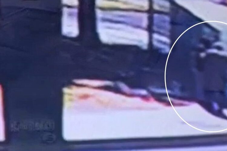 8 milyon lirasını poşete koyup dolandırıcılara verdi 1 8 milyon lirasını poşete koyup dolandırıcılara verdi