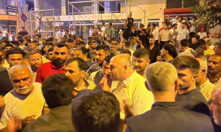Şanlıurfa'da çocuğa cinsel istismar iddiası halkı sokağa döktü 1 Şanlıurfa’da çocuğa cinsel istismar iddiası halkı sokağa döktü
