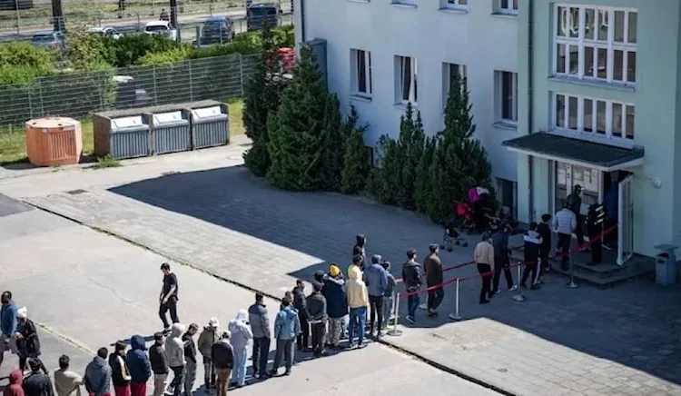 Almanya'da çarpıcı fotoğraf: Türkler iltica için uzun kuyruklar oluşturdu 1 Almanya’da çarpıcı fotoğraf: Türkler iltica için uzun kuyruklar oluşturdu