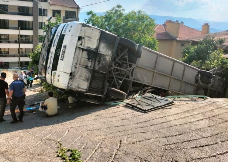 Tur otobüsü devrildi: 3'ü ağır 26 kişi yaralandı 1 Tur otobüsü devrildi: 3’ü ağır 26 kişi yaralandı