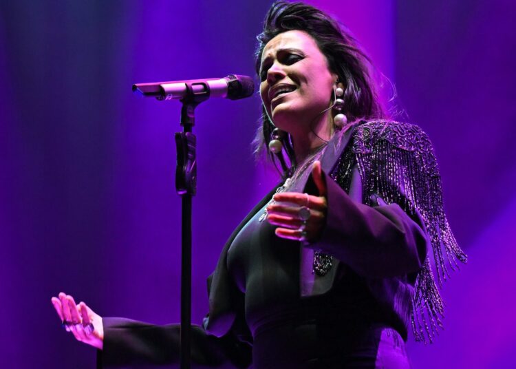 Yasmin Levy konseri durdurup selaya eşlik etti 1 Yasmin Levy konseri durdurup selaya eşlik etti