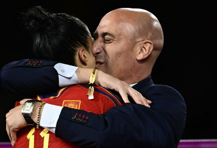 Kadın futbolcuyu dudağından öpen federasyon başkanı istifa etti