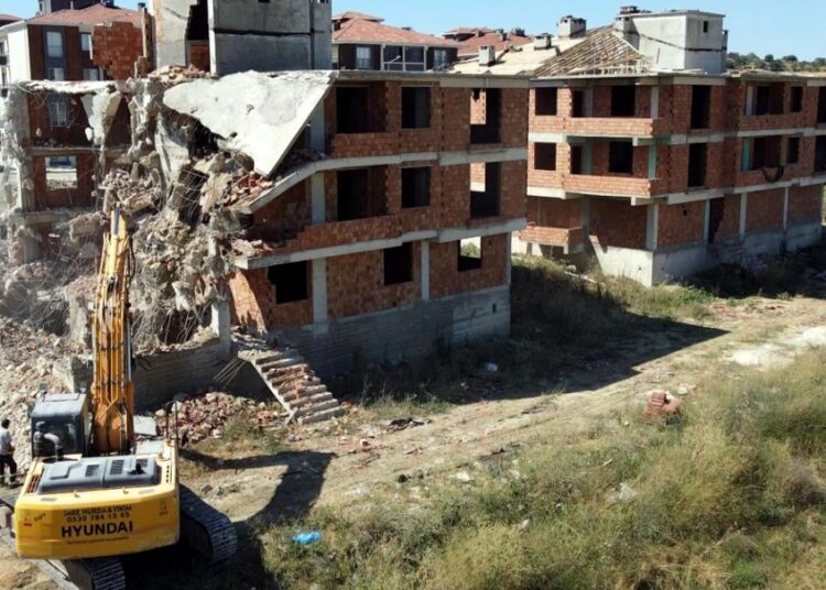 Bakanlık ruhsatlı firmanın 'uygun' dediği beton 'kullanılamaz' çıktı; binalar yıkıldı 1 Bakanlık ruhsatlı firmanın ‘uygun’ dediği beton ‘kullanılamaz’ çıktı; binalar yıkıldı