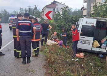 Fındık işçilerini taşıyan minibüs kaza yaptı: 17 kişi yaralandı