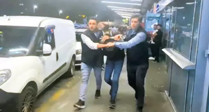Camide alkol kullandığını gösteren fotoğraf paylaşan şüpheli yakalandı 1 Camide alkol kullandığını gösteren fotoğraf paylaşan şüpheli yakalandı