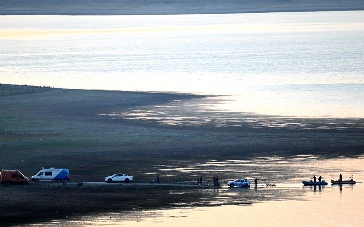 İzmir’de yangına müdahale eden helikopter baraja düştü 1 İzmir’de yangına müdahale eden helikopter baraja düştü