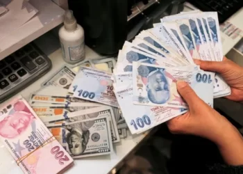 Döviz güne yatay seyirden başladı