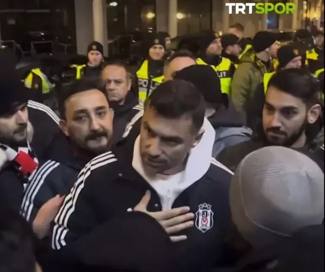 Gece yarısı ortalık karıştı! Beşiktaşlı taraftarlar, takımlarının oteline gitti! 1 Gece yarısı ortalık karıştı! Beşiktaşlı taraftarlar, takımlarının oteline gitti!