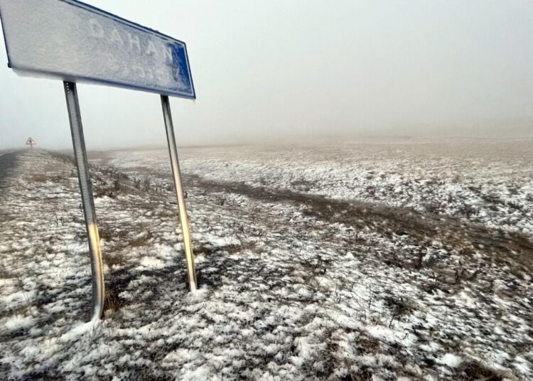 Ardahan'da kar yağışı: Çam Geçidi beyaza büründü 1 Ardahan’da kar yağışı: Çam Geçidi beyaza büründü