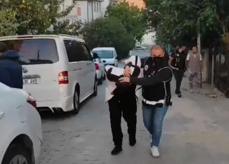 'Bulutlar Çetesi'ne yönelik operasyonda 25 şüpheli gözaltına alındı 1 ‘Bulutlar Çetesi’ne yönelik operasyonda 25 şüpheli gözaltına alındı