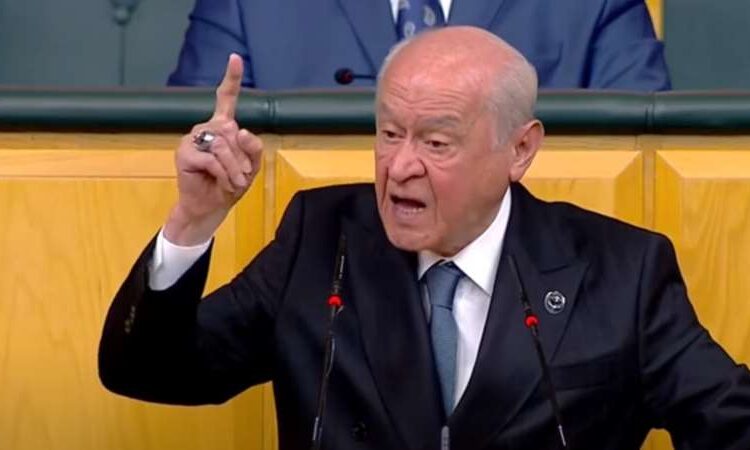 Bahçeli, mikrofonunu kapalı sanarak küfür eden Celal Adan’ı savundu